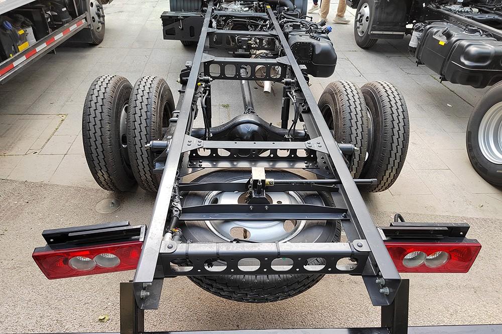 行業首款搭載獨立懸架+采埃孚自動擋高端輕卡 城市夢想輕卡歐馬可X pro靜態實拍解析