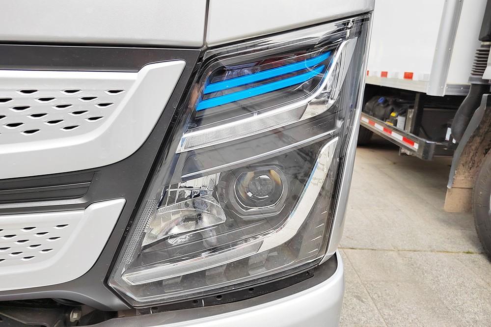 行業首款搭載獨立懸架+采埃孚自動擋高端輕卡 城市夢想輕卡歐馬可X pro靜態實拍解析