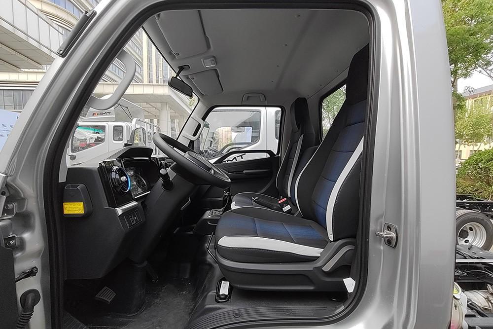 行業首款搭載獨立懸架+采埃孚自動擋高端輕卡 城市夢想輕卡歐馬可X pro靜態實拍解析