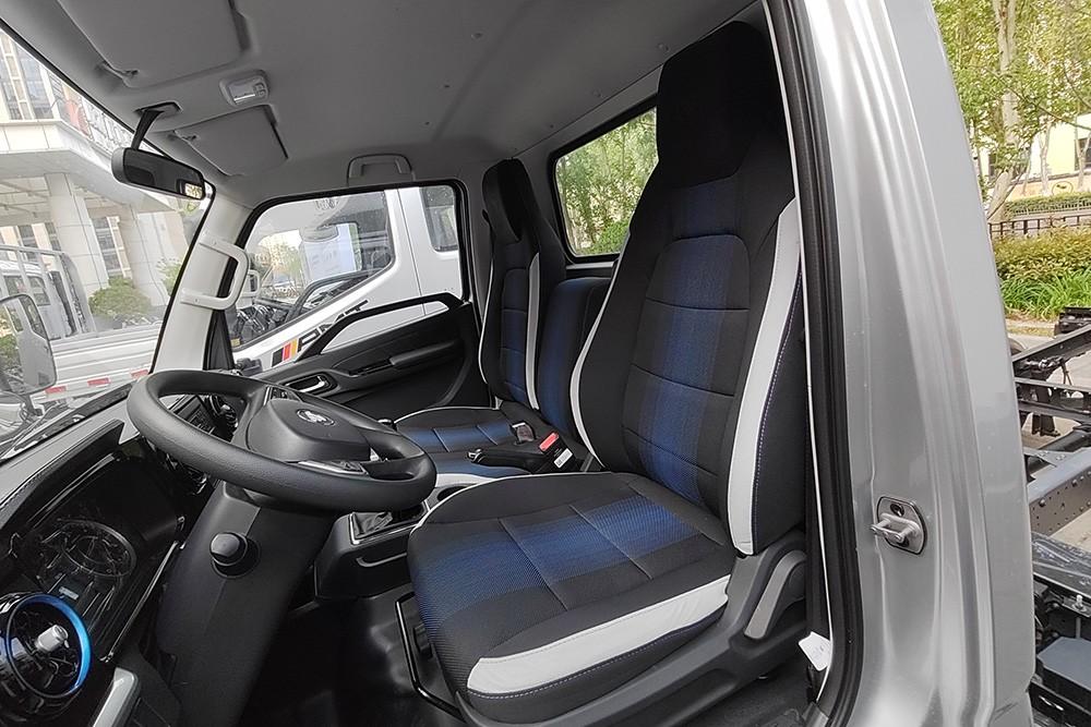 行業首款搭載獨立懸架+采埃孚自動擋高端輕卡 城市夢想輕卡歐馬可X pro靜態實拍解析